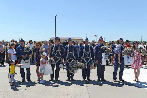 Rusia da una cálida bienvenida a sus pilotos regresados de Siria - Sputnik Mundo