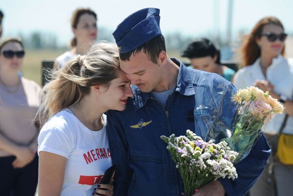 Rusia da una cálida bienvenida a sus pilotos regresados de Siria - Sputnik Mundo