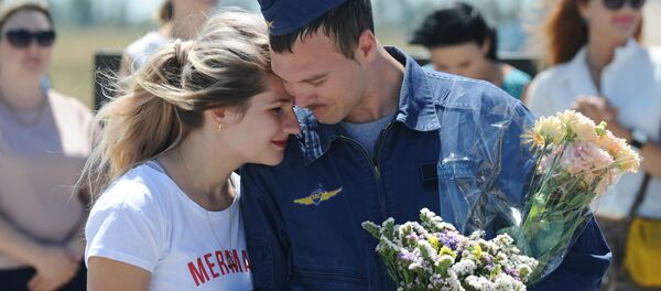 Rusia da una cálida bienvenida a sus pilotos regresados de Siria - Sputnik Mundo