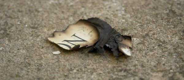 Trozo de un periodico quemado - Sputnik Mundo