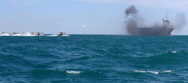 Maniobras navales en el estrecho de Ormuz (archivo) - Sputnik Mundo
