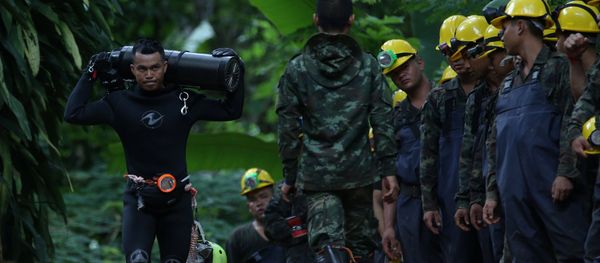 Operación de rescate de los niños atrapados en una cueva en Tailandia - Sputnik Mundo
