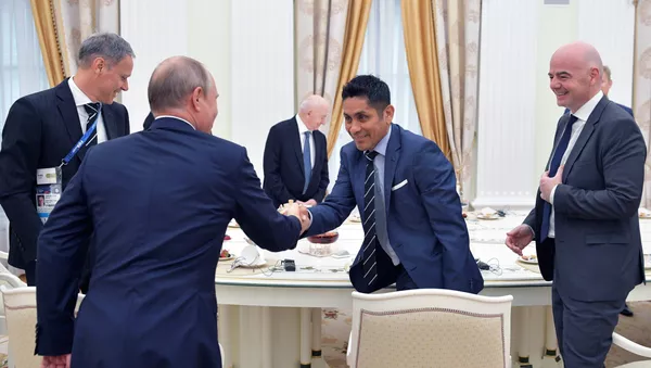 El presidente de Rusia, Vladímir Putin y el futbolista mexicano, Jorge Campos en el Kremlin