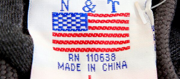 Una etiqueta con la bandera de EEUU y la frase 'Hecho en China' (imagen referencial) Una etiqueta con la bandera de EEUU y la frase 'Hecho en China' (imagen referencial) - Sputnik Mundo