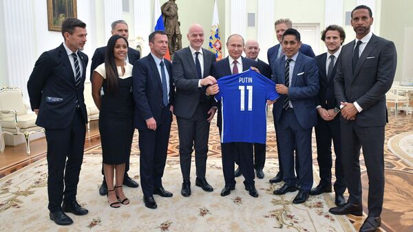 El presidente de Rusia, Vladímir Putin se reune con estrellas del fútbol - Sputnik Mundo