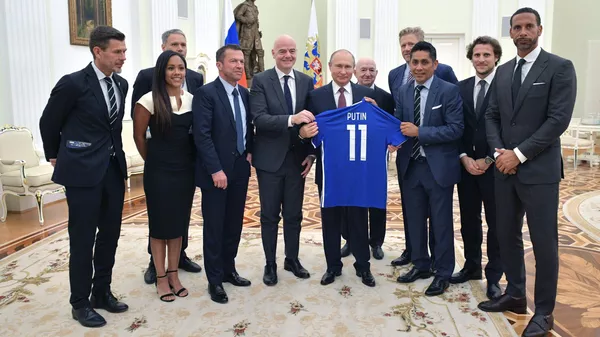 El presidente de Rusia, Vladímir Putin se reune con estrellas del fútbol - Sputnik Mundo