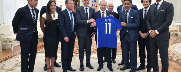 El presidente de Rusia, Vladímir Putin se reune con estrellas del fútbol - Sputnik Mundo
