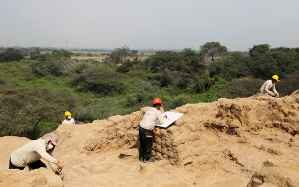 Trabajos arqueológicos en el pirámide en el mayor complejo arquitectónico en Túcume, el Antiguo Perú - Sputnik Mundo