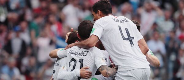 Jugadores franceses celebran gol contra Uruguay - Sputnik Mundo