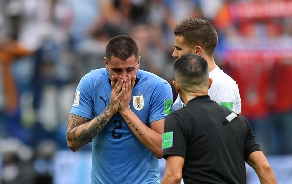 José María Giménez, jugador de Uruguay y compañero de Griezmann en el Atlético Madrid, llora debido a la derrota uruguaya contra Francia - Sputnik Mundo