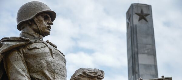 Una escultura en la tumba de los soldados soviéticos en Varsovia - Sputnik Mundo