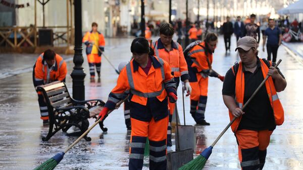 Equipos de limpieza en la calle Nikólskaya - Sputnik Mundo