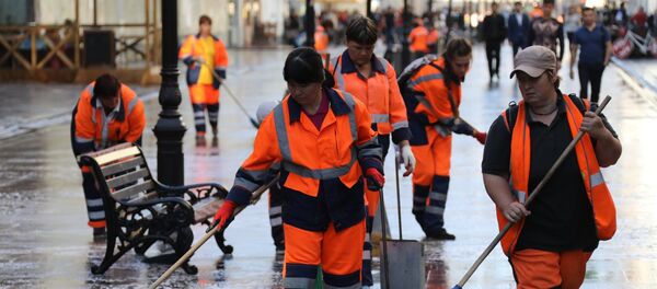 Equipos de limpieza en la calle Nikólskaya Equipos de limpieza en la calle Nikólskaya - Sputnik Mundo
