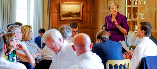 Theresa May, primera ministra del Reino Unido, durante una sesión en su residencia campestre de Chequers - Sputnik Mundo