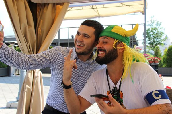 Tomer Savoia, hincha brasileño que se convertió en meme del Mundial, posa para una foto con un fan - Sputnik Mundo