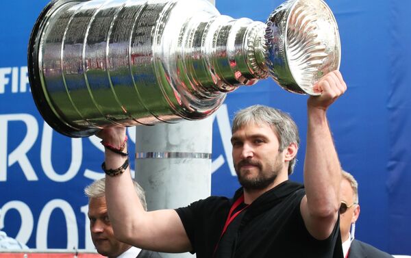 El jugador ruso de hockey Ovechkin lleva la Copa Stanley a la FIFA Fan Fest de Moscú - Sputnik Mundo