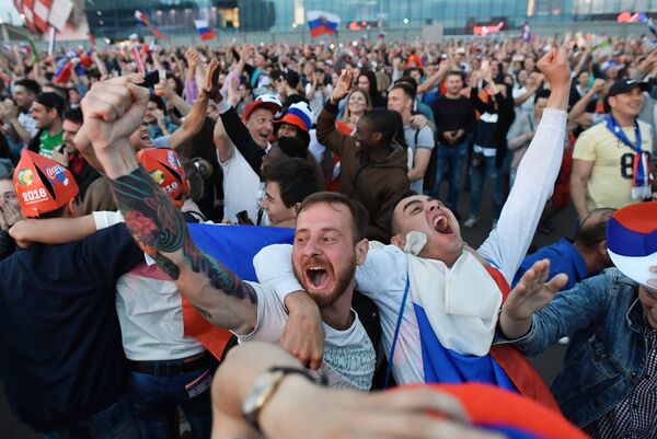 Hinchas rusos celebran el gol de su selección en el primer tiempo del partido contra Croacia - Sputnik Mundo