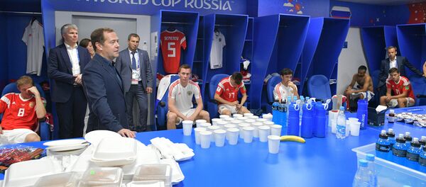 El primer ministro de Rusia Dmitry Medvedev en el vestuario de la selección rusa - Sputnik Mundo