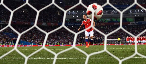 Serguei Ignashevich (Rusia) marca un gol durante un penal - Sputnik Mundo
