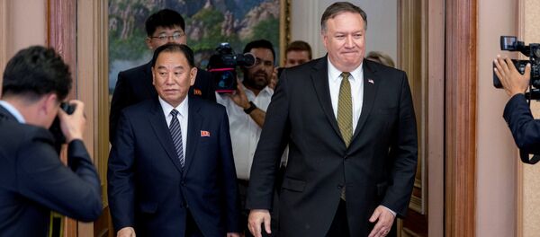 Vicepresidente del Partido de los Trabajadores Coreanos, Kim Jong-chul, y secretario de Estado de EEUU, Mike Pompeo Vicepresidente del Partido de los Trabajadores Coreanos, Kim Jong-chul, y secretario de Estado de EEUU, Mike Pompeo - Sputnik Mundo
