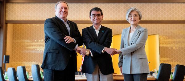 Secretario de Estado de EEUU, Mike Pompeo, ministro japonés de Exteriores, Taro Kono, y la canciller surcoreana, Kang Kyung-wha Secretario de Estado de EEUU, Mike Pompeo, ministro japonés de Exteriores, Taro Kono, y la canciller surcoreana, Kang Kyung-wha - Sputnik Mundo