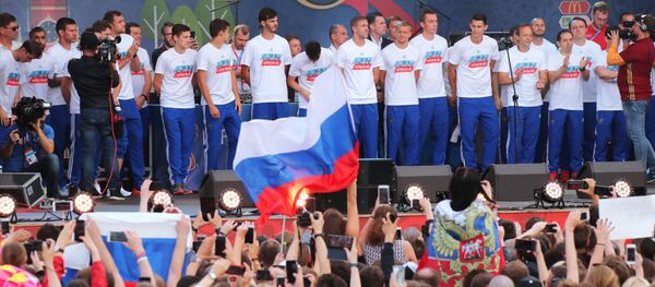 Moscú recibe la selección rusa de fútbol tras la derrota contra Croacia - Sputnik Mundo