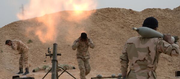 Los militares sirios disparan de un mortero - Sputnik Mundo