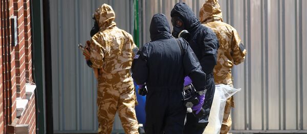 Investigadores en el lugar del envenenamiento en Amesbury, Reino Unido - Sputnik Mundo