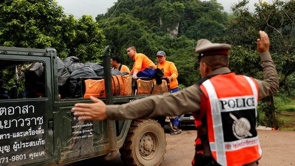 Se reanuda operación de evacuación de menores atrapados en una cueva de Tailandia Se reanuda operación de evacuación de menores atrapados en una cueva de Tailandia - Sputnik Mundo