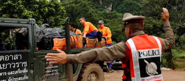 Se reanuda operación de evacuación de menores atrapados en una cueva de Tailandia - Sputnik Mundo