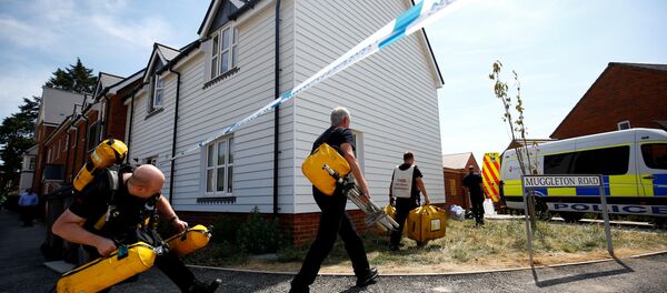 Investigadores en el lugar del envenenamiento en Amesbury, Reino Unido - Sputnik Mundo