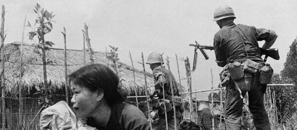 Los marines de EEUU atacan la aldea de My Son, cerca de Da Nang, en abril de 1965 - Sputnik Mundo