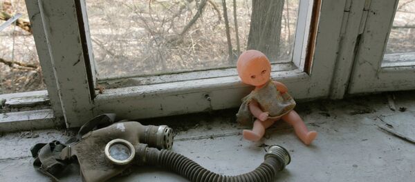 Muñeco y máscara de gas sobre la ventana de una guardería en Pripiat, Chernóbil - Sputnik Mundo