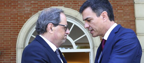 El presidente de la Generalitat, Quim Torra, y el presidente del Gobierno español, Pedro Sánchez (archivo) El presidente de la Generalitat, Quim Torra, y el presidente del Gobierno español, Pedro Sánchez (archivo) - Sputnik Mundo