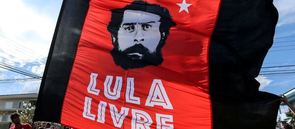 Partidarios del expresidente brasileño Luiz Inácio Lula da Silva sostienen una bandera junto al edificio de la Policía, en Curitiba Partidarios del expresidente brasileño Luiz Inácio Lula da Silva sostienen una bandera junto al edificio de la Policía, en Curitiba - Sputnik Mundo