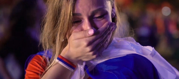 Lágrimas de esperanza: así reaccionan los hinchas al adiós de Rusia del Mundial - Sputnik Mundo