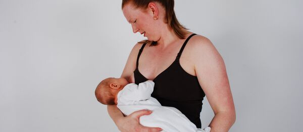 Una mujer amamantando (imagen referencial) Una mujer amamantando (imagen referencial) - Sputnik Mundo