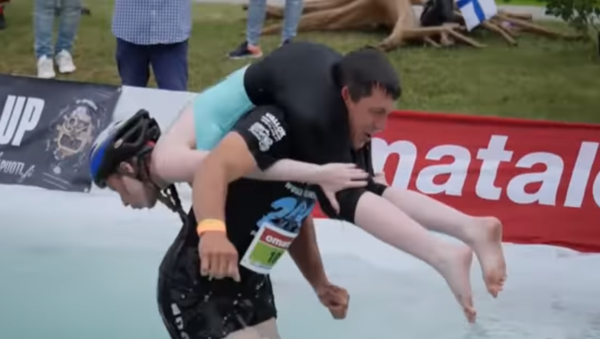 Finlandia celebra la ya tradicional 'carrera de esposas' - Sputnik Mundo