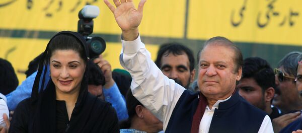 Ex primer ministro de Pakistán, Nawaz Sharif, y su hija Maryam - Sputnik Mundo