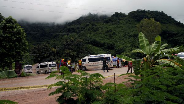 Varias ambulancias, cerca de la cueva donde quedaron atrapados los 13 futbolistas (Tailandia) Varias ambulancias, cerca de la cueva donde quedaron atrapados los 13 futbolistas (Tailandia) - Sputnik Mundo