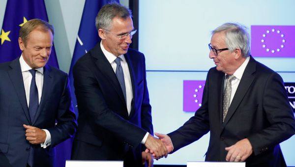 E presidente del Consejo Europeo, Donald Tusk, el secretario general de la OTAN, Jens Stoltenberg, y el presidente de la Comisión Europea, Jean-Claude Juncker E presidente del Consejo Europeo, Donald Tusk, el secretario general de la OTAN, Jens Stoltenberg, y el presidente de la Comisión Europea, Jean-Claude Juncker - Sputnik Mundo