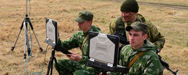 Soldados rusos con portátiles militares - Sputnik Mundo