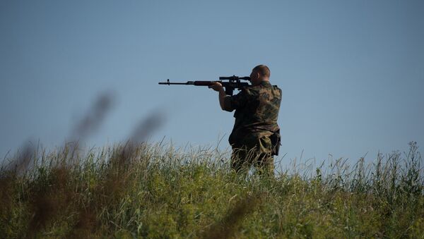 Hombre con un fusil (imagen referencial) - Sputnik Mundo