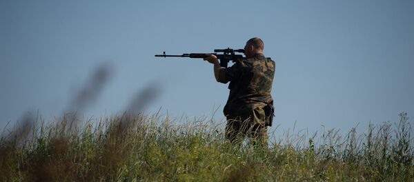Hombre con un fusil (imagen referencial) - Sputnik Mundo