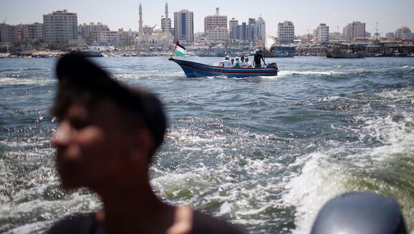 Un barco con palestinos en el mar Mediterráneo - Sputnik Mundo