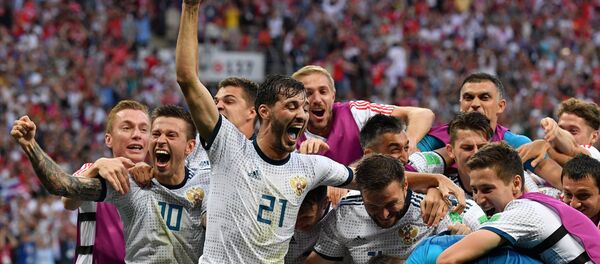 Futbolistas de la selección de Rusia celebran la victoria sobre España en el Mundial de Rusia 2018, 1 de julio de 2018 - Sputnik Mundo