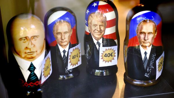 Muñecas matrioshka con retratos del presidente ruso, Vladímir Putin, y del presidente de EEUU, Donald Trump Muñecas matrioshka con retratos del presidente ruso, Vladímir Putin, y del presidente de EEUU, Donald Trump - Sputnik Mundo