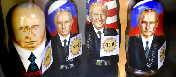 Muñecas matrioshka con retratos del presidente ruso, Vladímir Putin, y del presidente de EEUU, Donald Trump - Sputnik Mundo
