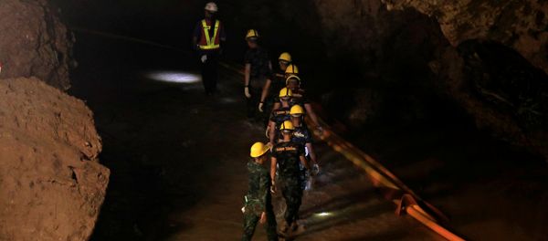 Soldados rescatistas en la cueva Tham Luang, Tailandia Soldados rescatistas en la cueva Tham Luang, Tailandia - Sputnik Mundo