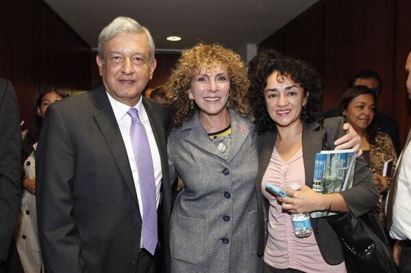 La senadora de la República de México por el estado de Quintana Roo, Luz María Beristain Navarrete (centro) con el presidente electo de México Andrés Manuel López Obrador (izq) - Sputnik Mundo